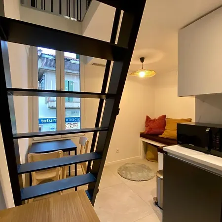 14m Renovated With Mezzanine In 公寓